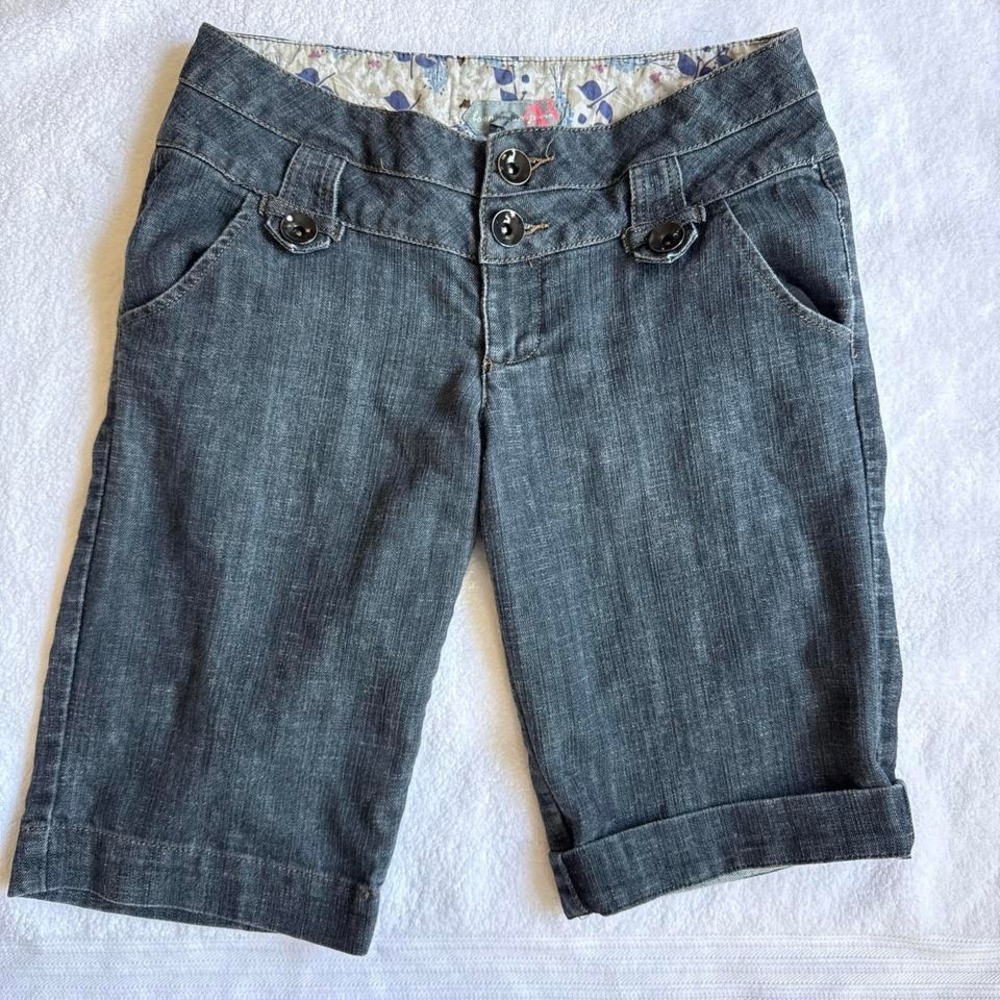 Y2k low rise blue denim capri jorts with button detail